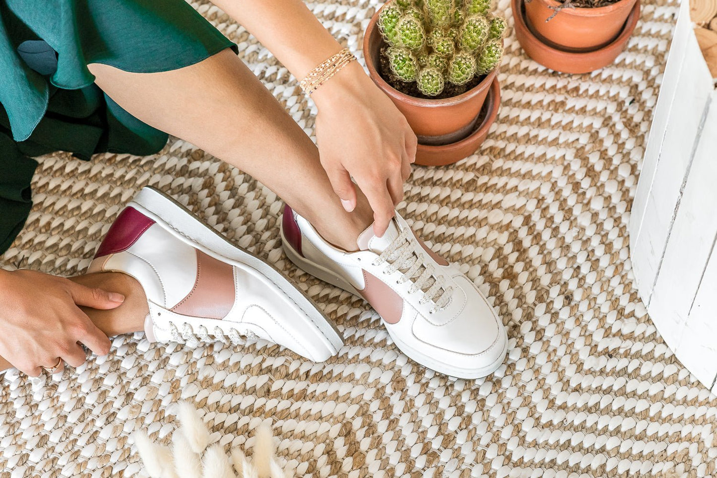 Baskets recyclées rose pâle et blanches vegan et écologiques Orient Minuit sur Terre|Infographie matières végétales et recyclées chaussures vegan Minuit sur Terre