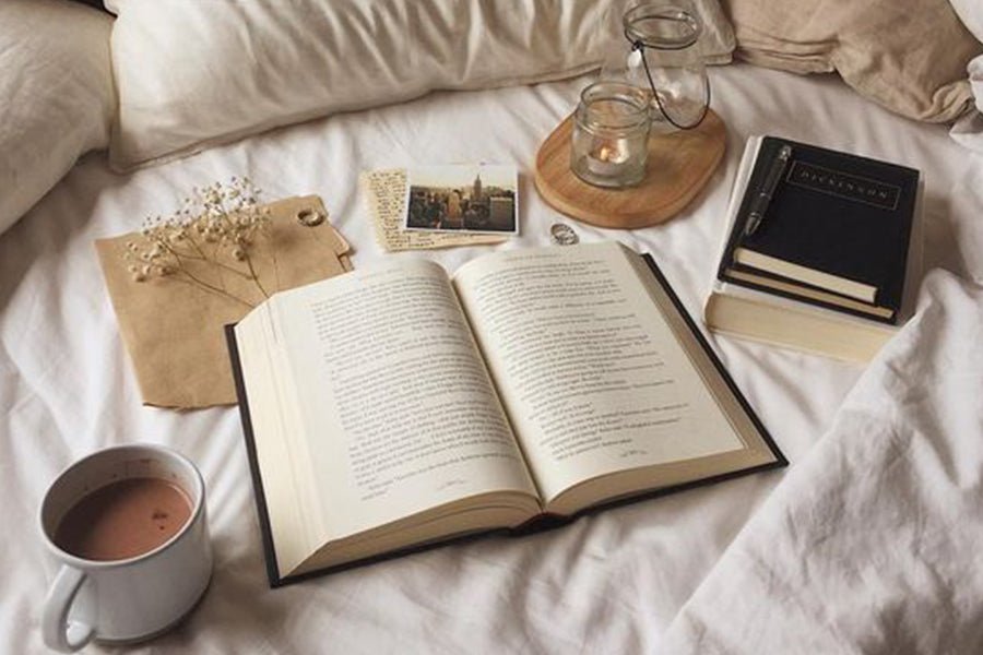 Livre sur un lit