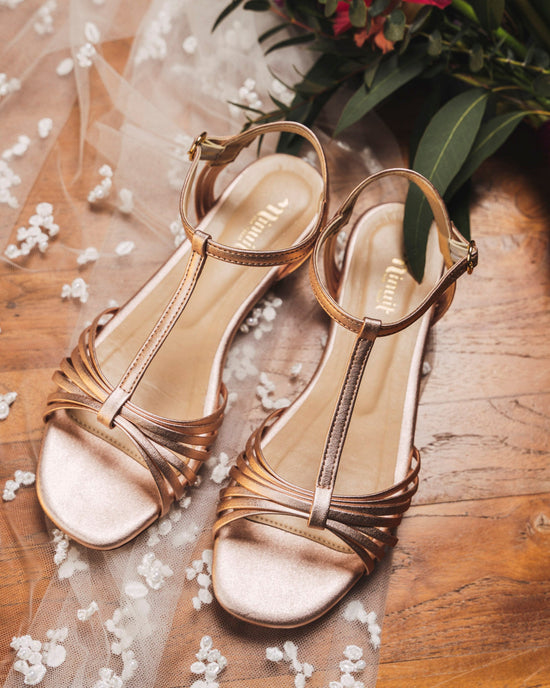 Sandales plates roses gold pour femme vegan recyclées et écologiques Ambre Minuit sur Terre