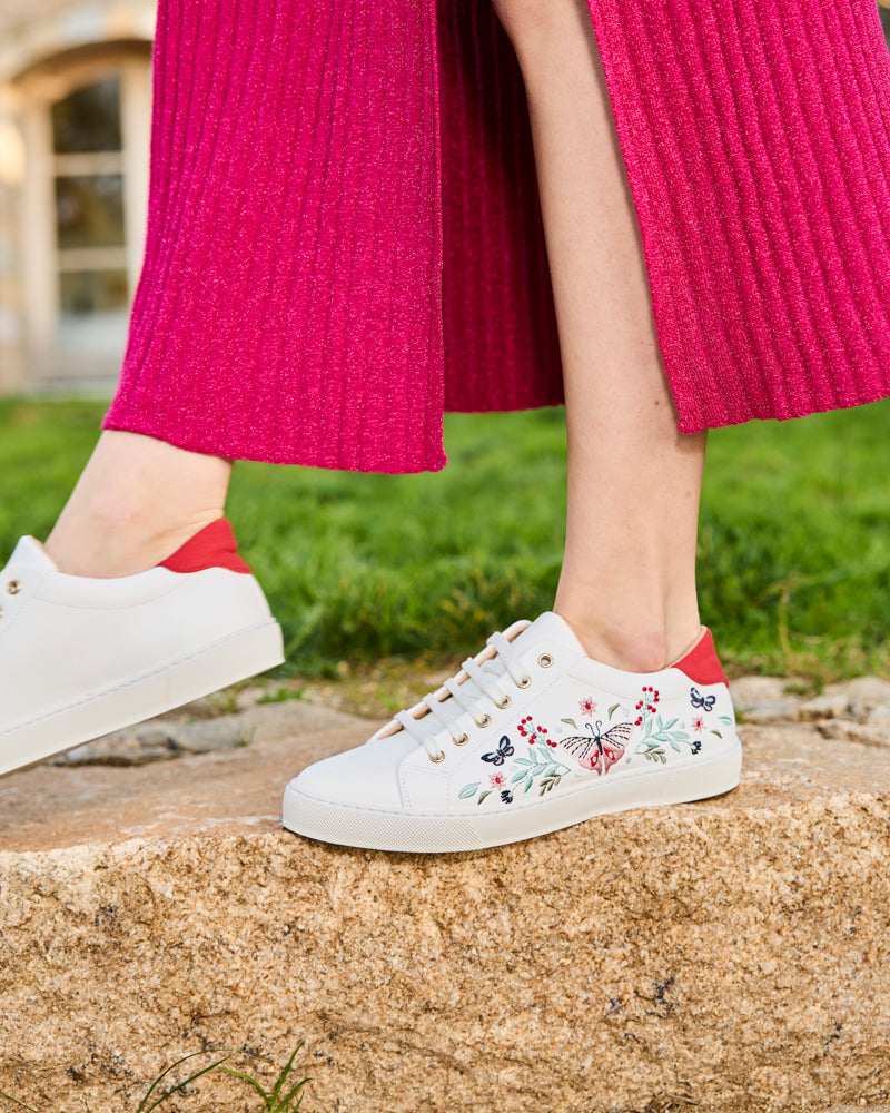 Baskets brodées papillons vegan recyclées Minuit sur Terre