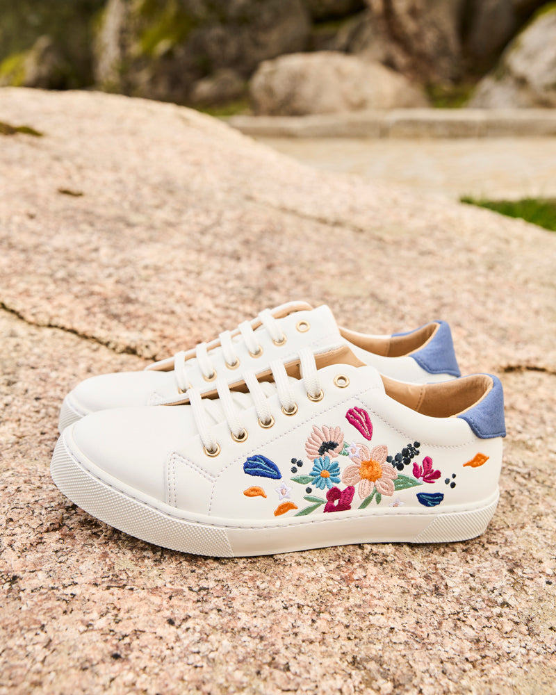 Baskets brodées fleuries vegan recyclées Minuit sur Terre