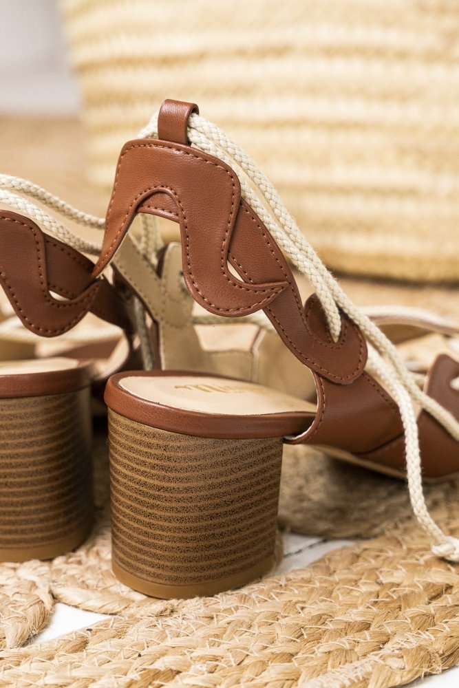 Sandales à talons marrons camel vegan écologiques recyclées Calanque Minuit sur Terre