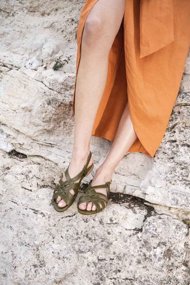 Sandales plates vert kaki écologiques recyclées vegan Oliveraie Minuit sur Terre