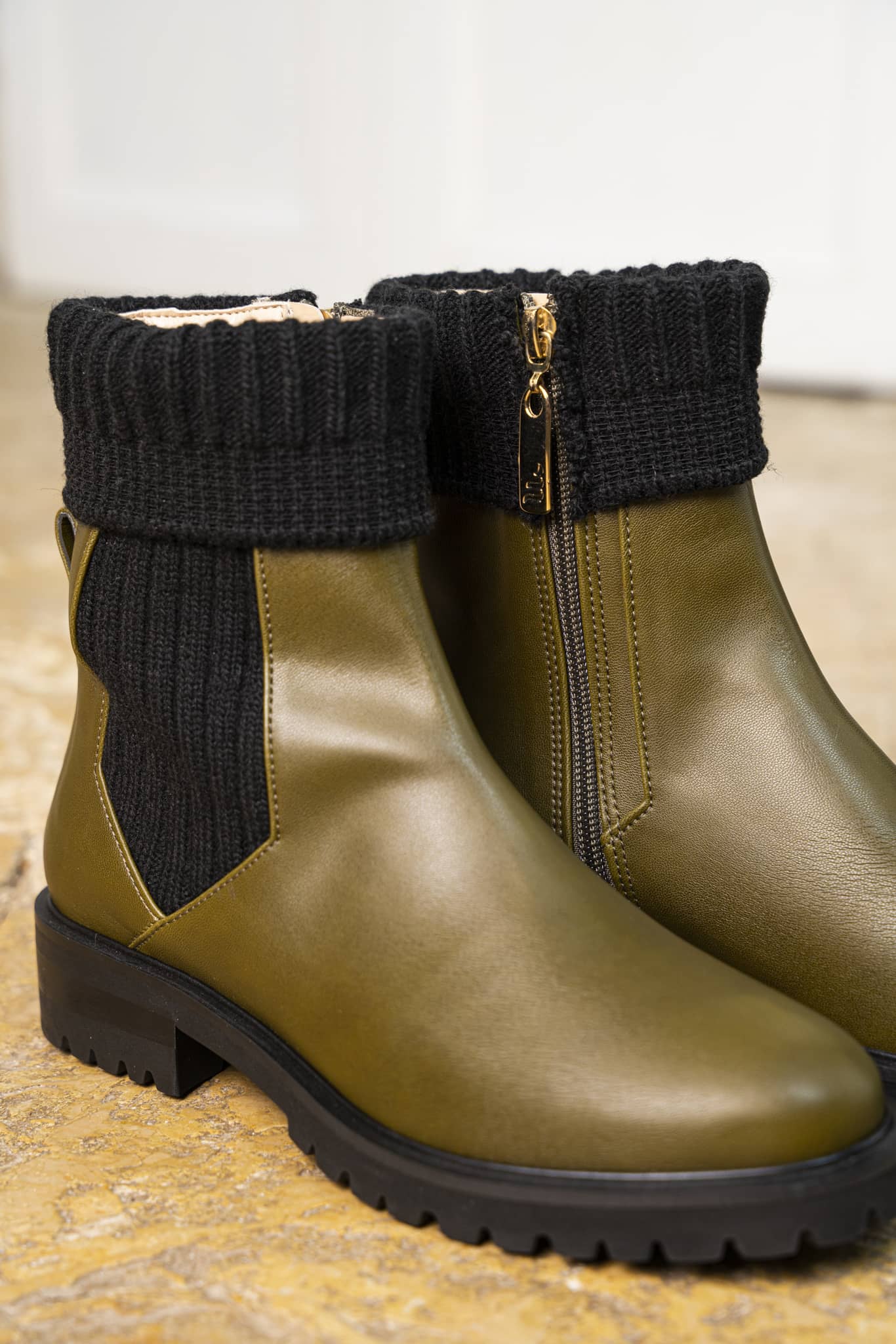 Bottines plates style rock vert kaki pour femme écologiques vegan recyclées Oracle Minuit sur Terre