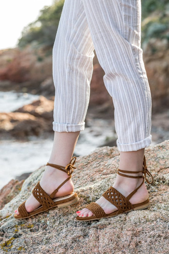 Sandales plates marrons noisette tressées écologiques et vegan pour femme Roccapina Minuit sur Terre